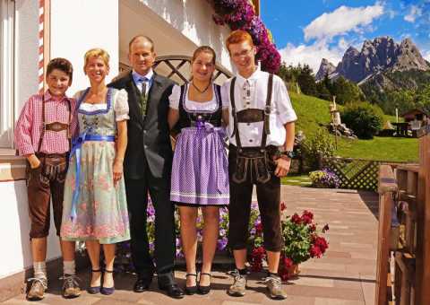 Wir, die Familie Senoner vom Neuhaushof in Wolkenstein
